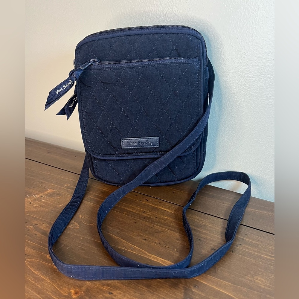 Vera Bradley Small Quilted Navy
Microfiber Zip Crossbody Bag 8" h x 6.5'. eUC